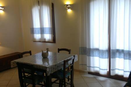Appartamento Azzurro Con Balcone E Panorama Sul Paese סנטה טרזה גאיורה מראה חיצוני תמונה